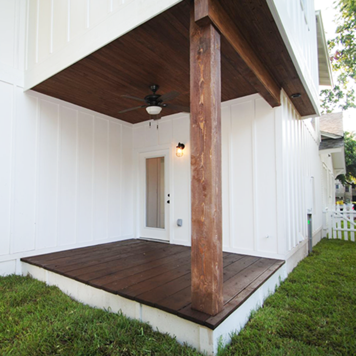 What is the Best Paint Color to Pair with Natural Wood Tones?